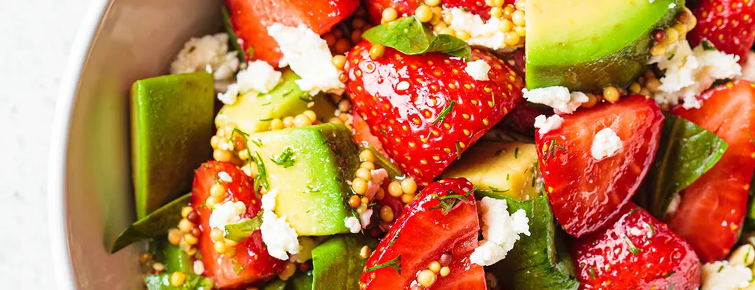 drosistiki salata me fraoules avokanto kai feta